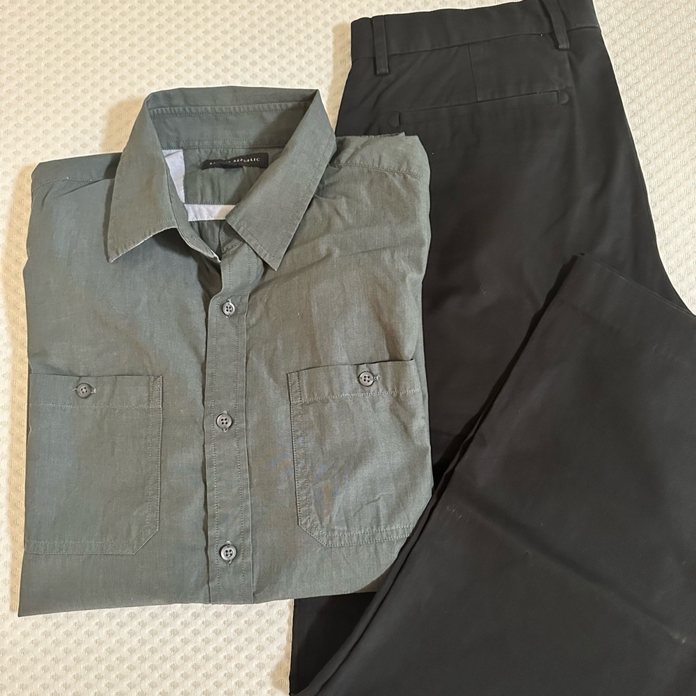 🐣BUNDLED🐣 Banana Republic Men's Olive Green Button-Up shirt and black pants